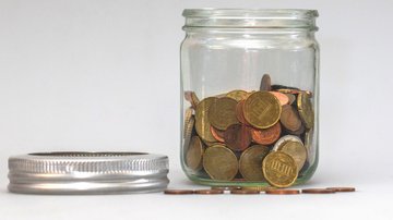 Münzen in einem Glas. Klick öffnet die Seite: Ausschuss für Haushalt und Finanzen