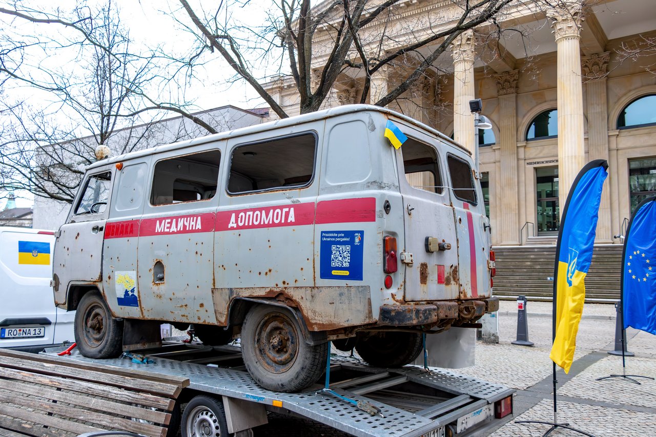 Der im Kriegseinsatz schwer beschädigte ukrainische Krankenwagen „Barwinka“ vor dem Portikus des Landtages.