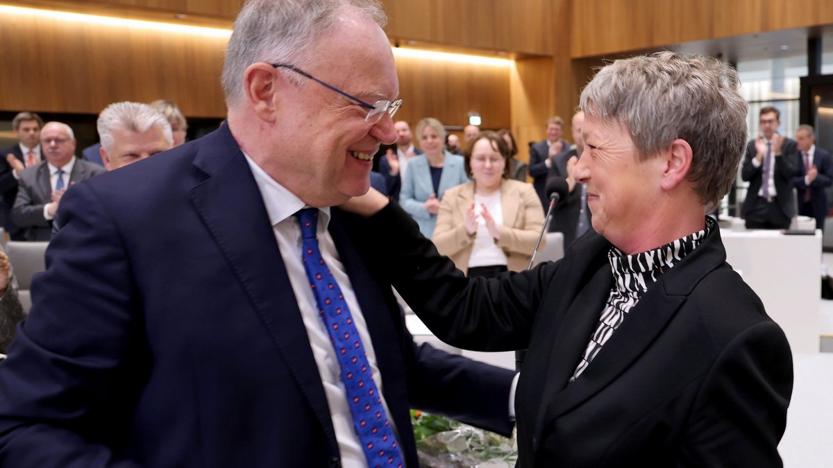 Neuer und alter Ministerpräsident Stephan Weil und neue Landtagspräsidentin Hanna Naber während der Konstituierenden Sitzung am 8. November 2022.