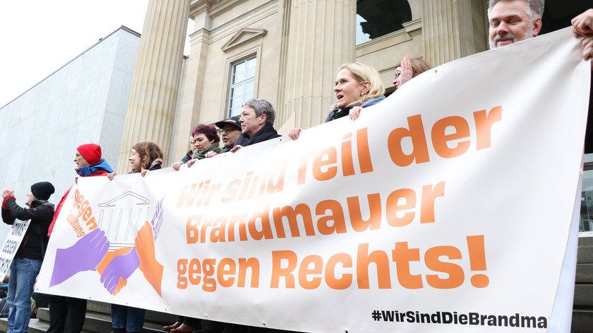 Plakat gegen Rechts vor dem Landtag.