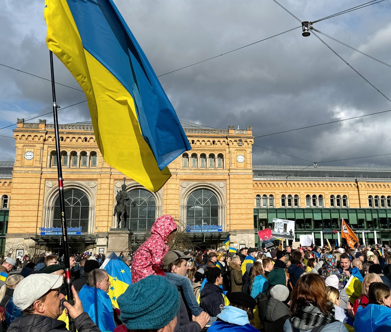 Demo anlässlich des zweiten Jahrestages des Beginns des russischen Angriffskrieges gegen die Ukraine am 24. Februar am Bahnhofsvorplatz in Hannover.