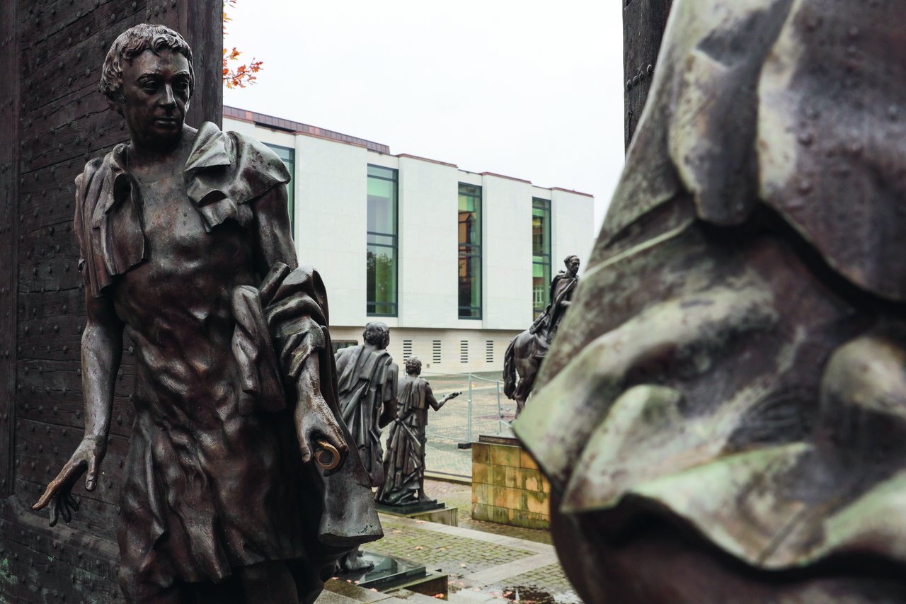 Der Blick von draußen: das Denkmal der Göttinger Sieben gleich vor dem Plenarsaal