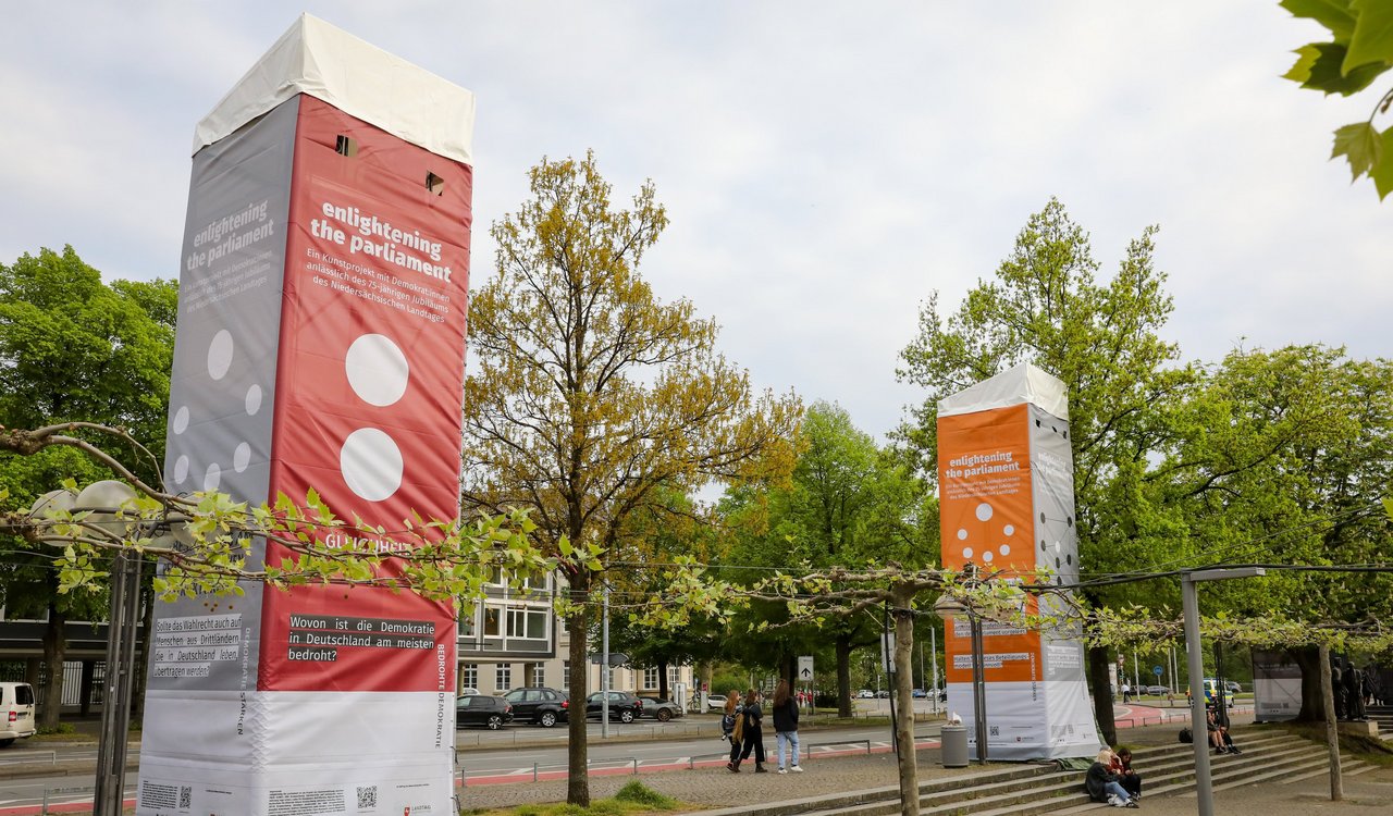 Große Aufsteller mit Plakaten beinhalten gleichzeitig die Projektoren für die Lichtinstallation.