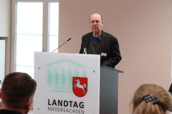 21. Januar 2018 - "Wie erinnern wir in Zukunft" - Jugendliche diskutieren im Landtag; hier: Professor Dr. Dietmar von Reeken, Geschichtsdidaktiker der Carl von Ossietzky Universität Oldenburg