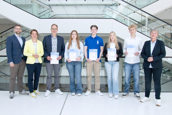 Bild: © Niedersächsischer Landtag Die Redaktion der Realschule Aurich mit ihrer Patin Saskia Buschmann, Juror Niklas Kleinwächter und Landtagspräsidentin Hanna Naber.