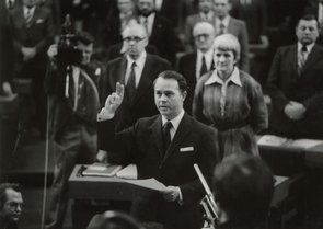 Bild: © Archiv des Niedersächsischen Landtages/Landesbildstelle Vereidigung des neuen Ministerpräsidenten Dr. Ernst Albrecht.