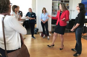 Bild: © Nds. Landtag Dr. Gabriele Andretta (Mitte) und die Organisatorin des Frauenmedienstammtisches, Katja Sauer (rechts), bei der Begrüßung