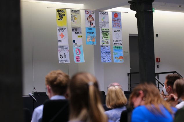Bild: © Niedersächsischer Landtag Ein Teil der künstlerischen Arbeiten der Kinder und Jugendlichen hängt im Landtagsforum.