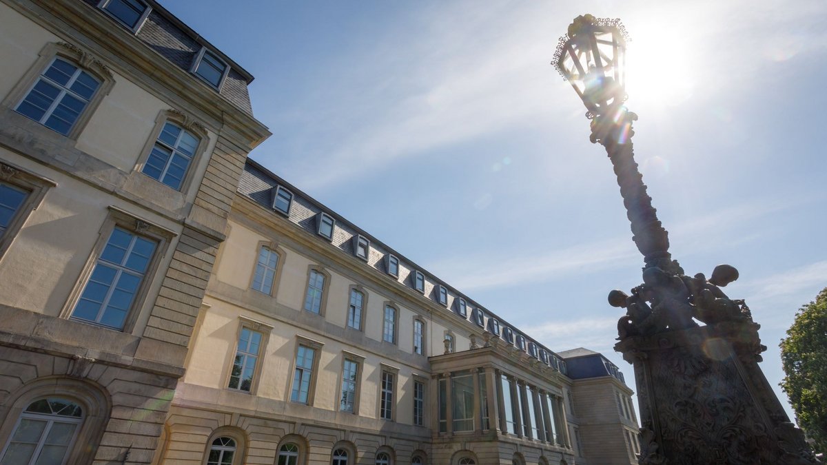 Klick auf das Bild öffnet eine vergrößerte Ansicht in einem Overlay. Zum Schließen des Overlays die ESC-Taste drücken. Niedersächsischer Landtag, Außenansicht; Leineschloss von der Leineseite aus gesehen 