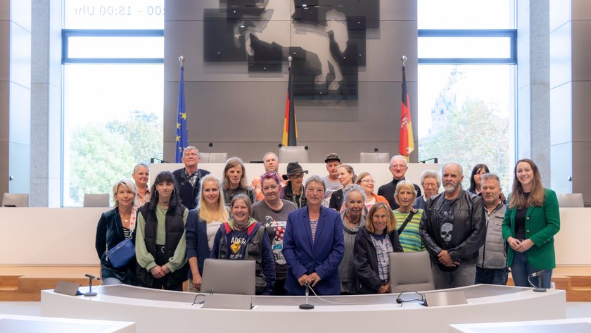 Das Asphalt-Team mit der Landtagspräsidentin und Fraktionsmitgliedern unter dem Niedersachsenross im Plenarsaal.