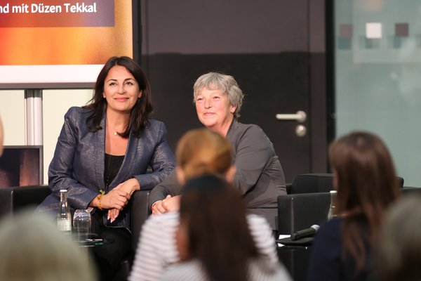 Düzen Tekkal (links) und Hanna Naber