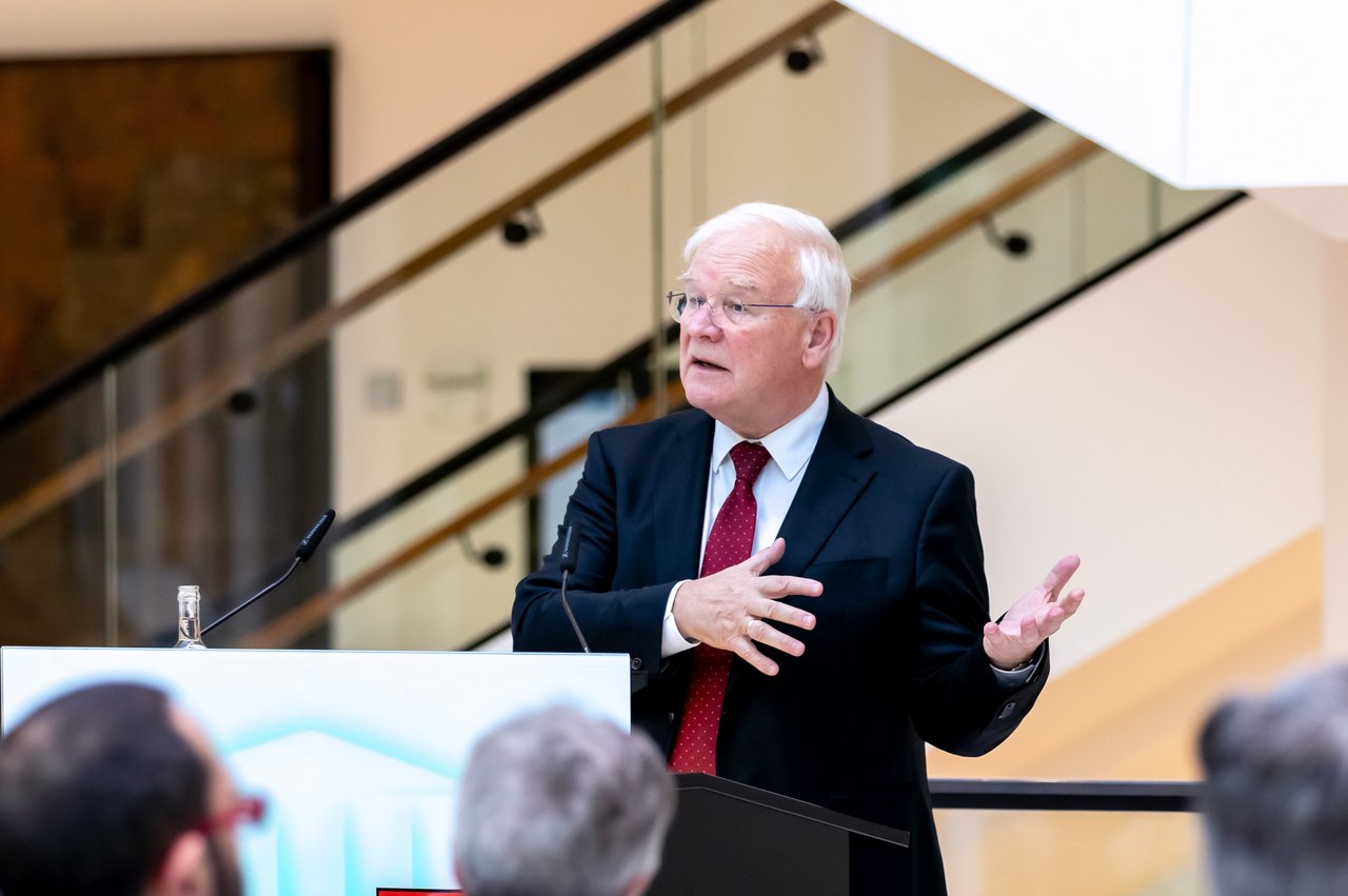 Landtagsvizepräsident Busemann spricht am Rednerpult vor dem Publikum.