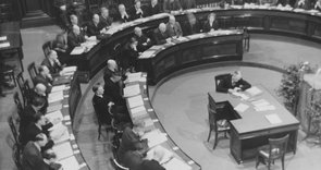 Bild: © Historisches Museum Hannover/Fotograf: Reinhold Leßmann Eröffnung Ernannter Niedersächsischer Landtag im Hodlersaal des Rathauses am 09.12.1946.