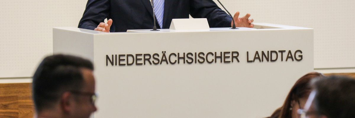 Bild: © Focke Strangmann Rednerpult im Plenarsaal