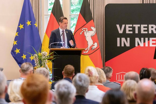Ministerpräsident Lies während seiner Ansprache zum Veteranentag 2026