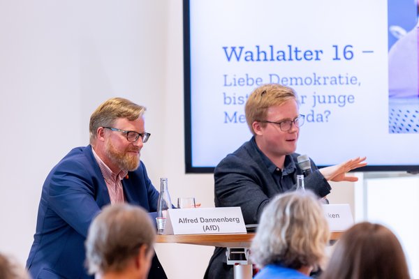 Klick auf das Bild öffnet eine vergrößerte Ansicht in einem Overlay. Zum Schließen des Overlays die ESC-Taste drücken. Alfred Dannenberg (links, AfD) und Lukas Reinken (rechts, CDU) während der Abschlussdiskusison.'}