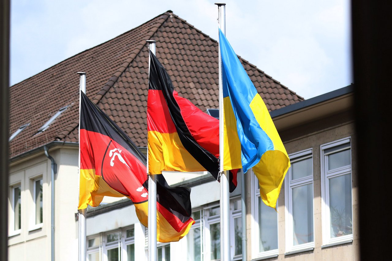 Niedersachsen- und Deutschlandflagge zusammen mit der ukrainischen Nationalflagge