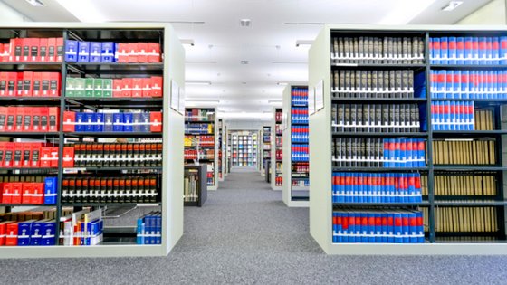 Bücher in Regalen im Lesesaal der Bibliothek