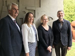 Bild: © Waske Gruppenbild vor der Kunsthalle: Holger Ansmann MdL, Dr. Gabriele Andretta, Petra Stegmann und Christoph Goritz