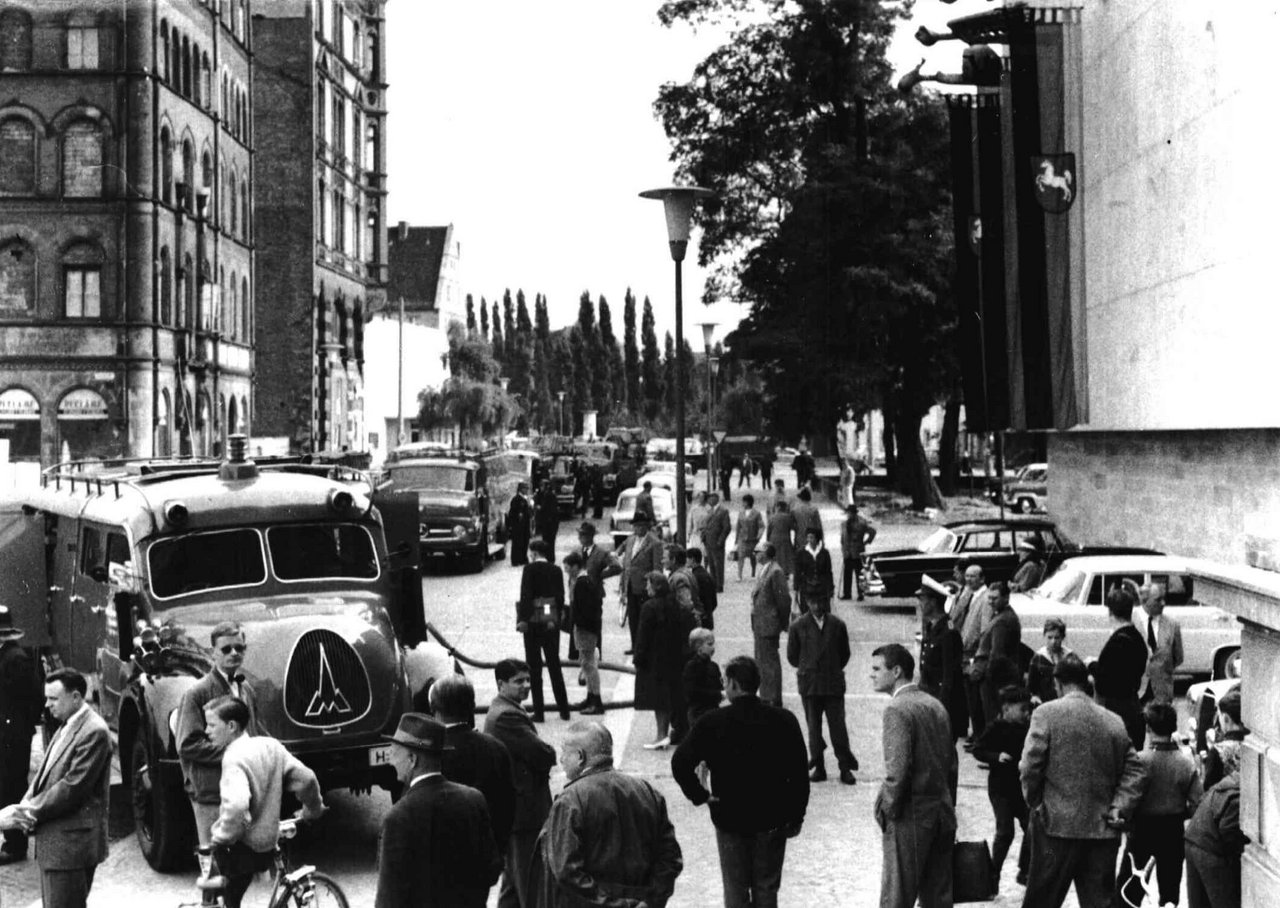 Großer Andrang an Schaulustigen bei einem Feuer im Keller des Landtagsgebäudes am 14. September 1962 