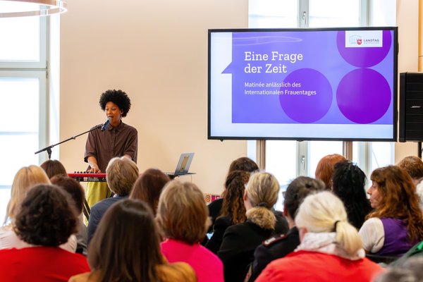 Joy Bogat vor dem Publikum