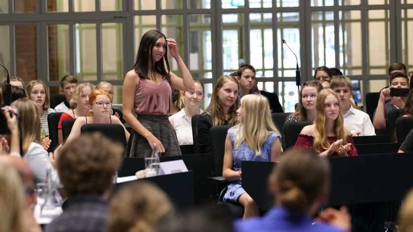 Die Schülerinnen und Schüler wurden im Forum des Landtages geehrt.