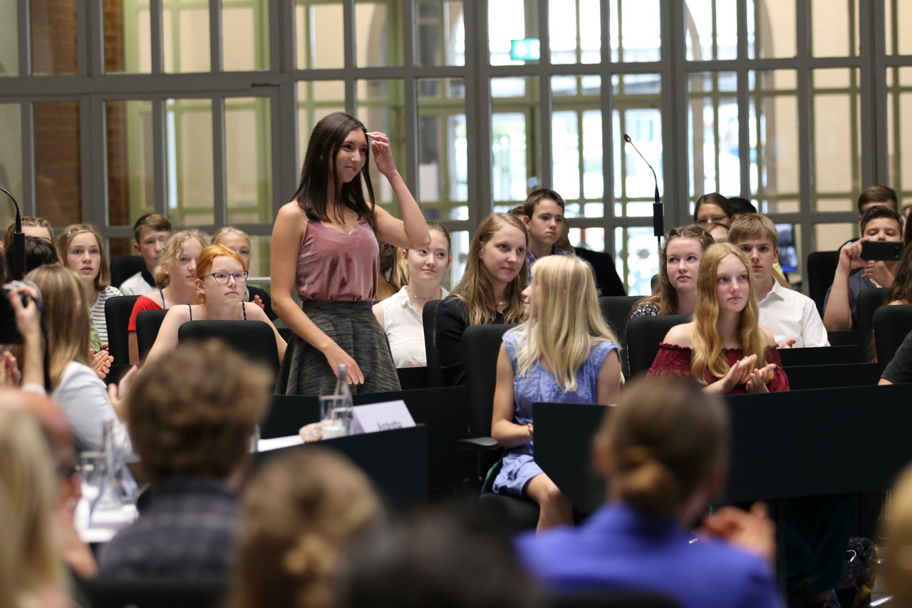 Die Schülerinnen und Schüler wurden im Forum des Landtages geehrt.