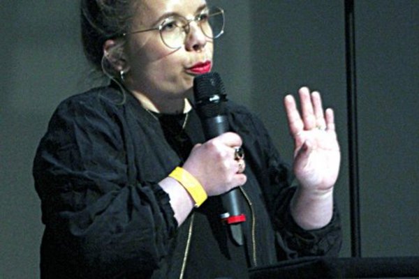 Moderatorin Ninia LaGrande