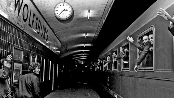 Bahnhof Wolfsburg, italienischer Arbeitnehmer winken aus den Fenstern eines Zuges.