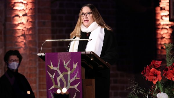 Bild: © Lea Schunk/Niedersächsischer Landtag Landtagspräsidentin Dr. Gabriele Andretta liest in der Marktkirche aus einem Bibeltext.