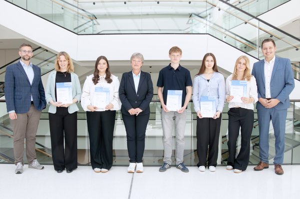 Bild: © Niedersächsischer Landtag Die Redaktion des Gymnasialzweigs der Marie Curie Schule / KGS Ronnenberg mit ihrem Paten Brian Baatzsch, Juror Niklas Kleinwächter und Landtagspräsidentin Hanna Naber.