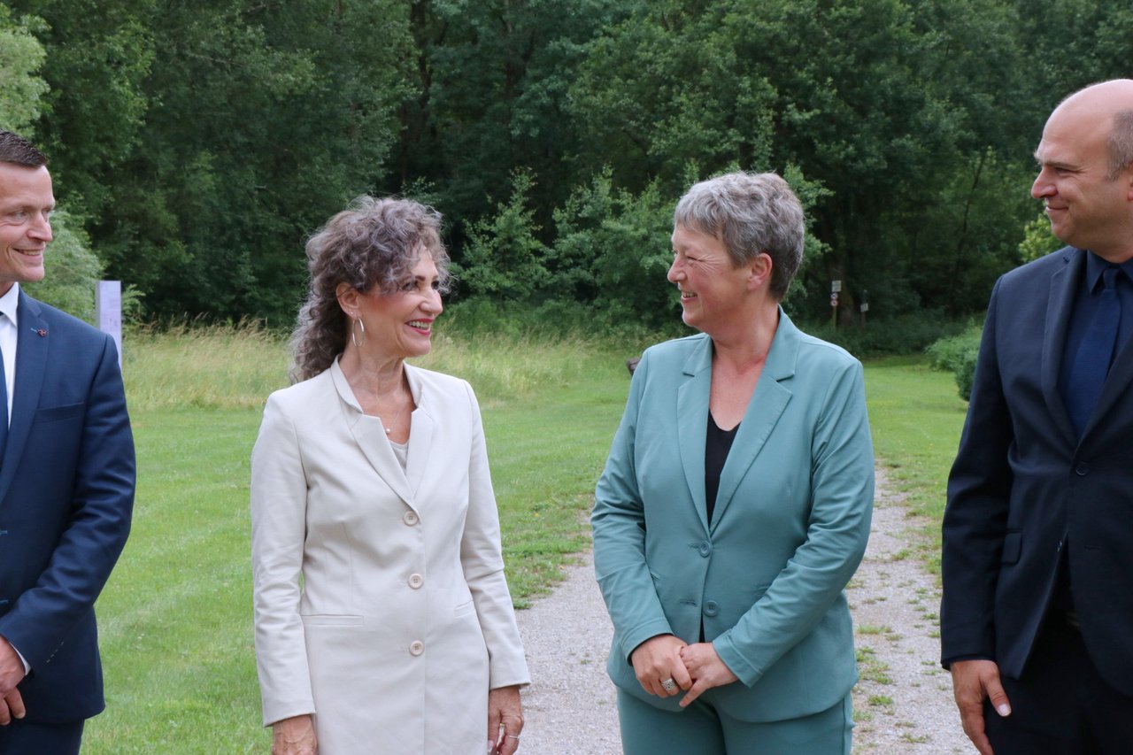 Landtagspräsidentin Pommer (Thüringen) und Landtagspräsidentin Naber (Niedersachsen) stehen im Grünen uns sehen sich gegenseitig an.