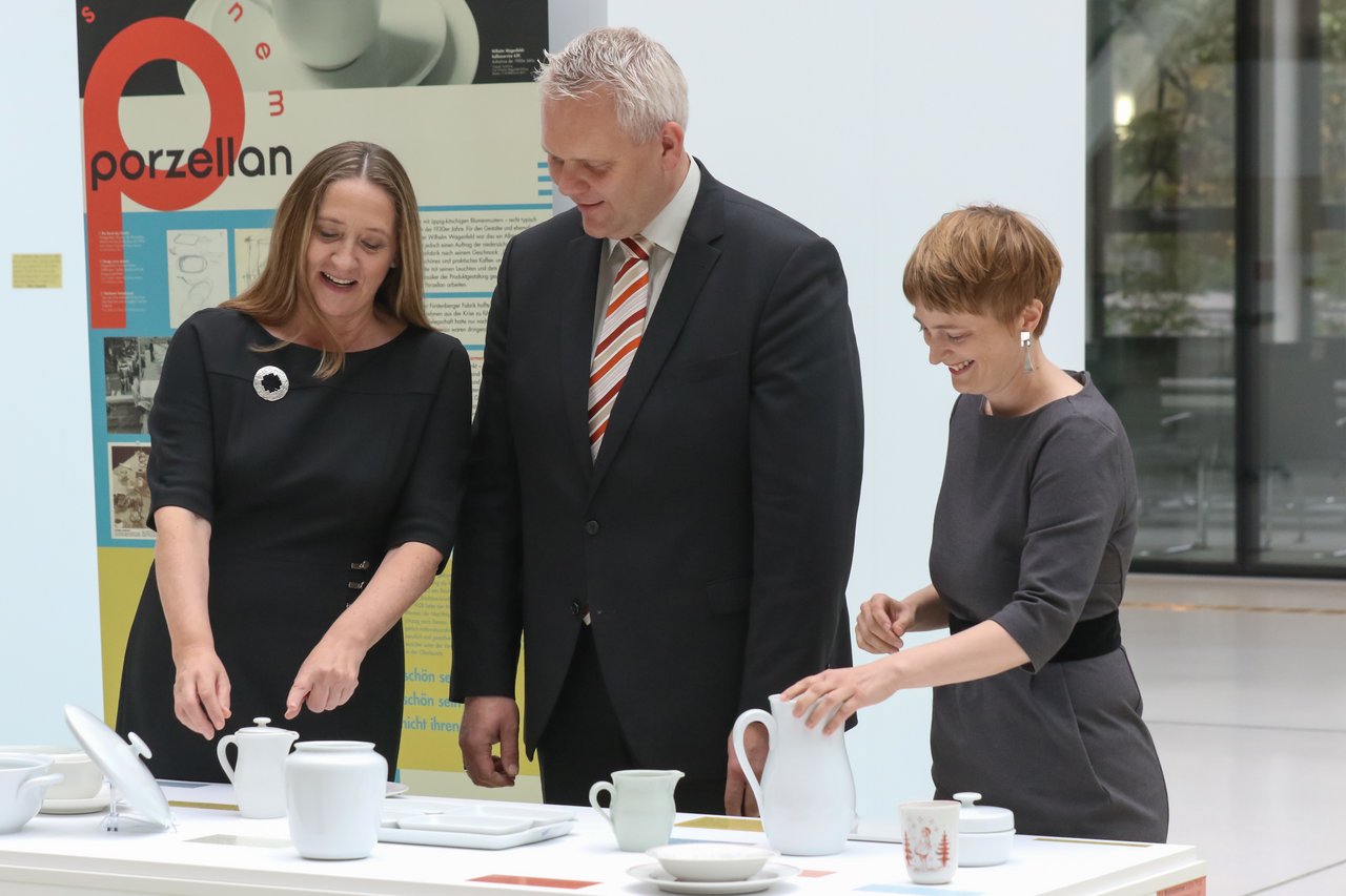 Landtagspräsidentin Dr. Gabriele Andretta (l.), Minister Björn Thümler und Kuratorin Dr. Stefanie Waske bei einem ersten Rundgang durch die Ausstellung