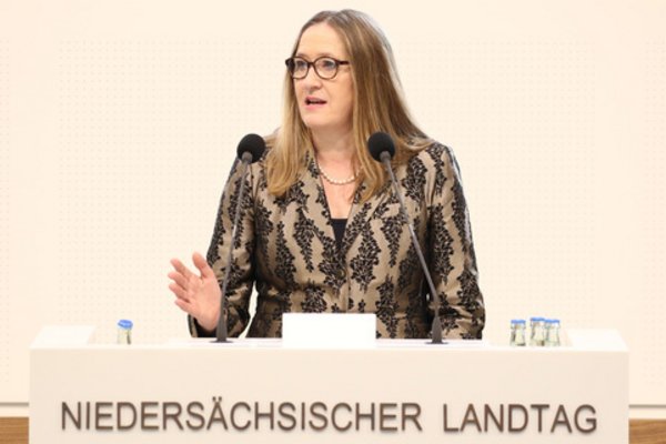 Gedenkstunde anlässlich des 80. Jahrestages der Reichsprogromnacht am 9. November 2018 im Plenarsaal des Niedersächsischen Landtages - hier: Landtagspräsidentin Dr. Gabriele Andretta