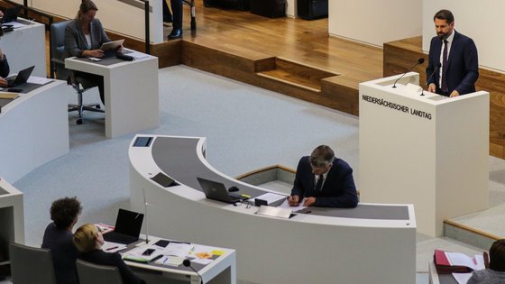 Ein Mitglied der Regierung spricht am Rednerpult