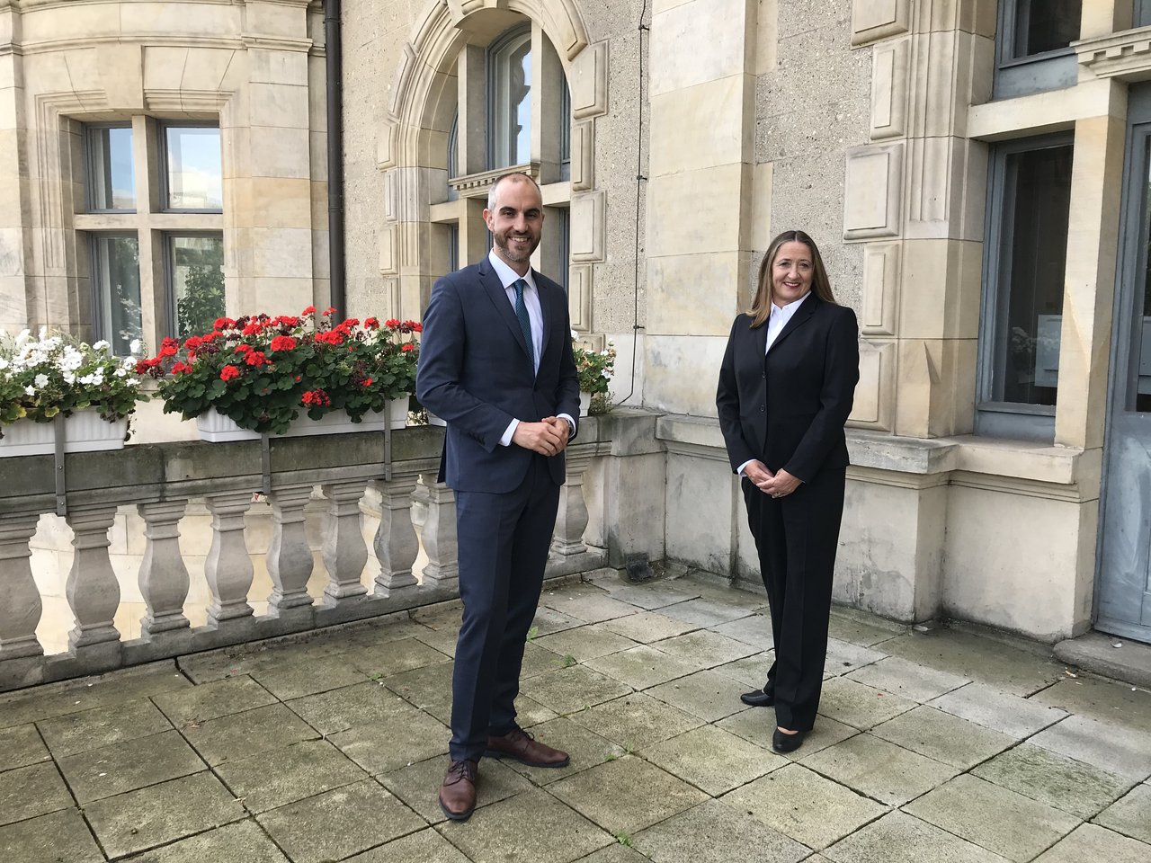 Oberbürgermeister Belit Onay und Landtagspräsidentin Dr. Gabriele Andretta auf dem Balkon des Rathauses Hannover.