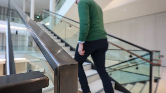 Person steigt Portikustreppe empor