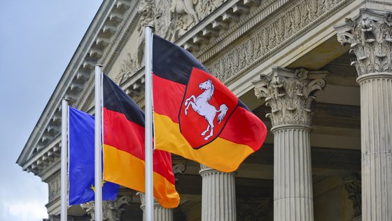 Fahnen vor dem Portikus am Leineschloss