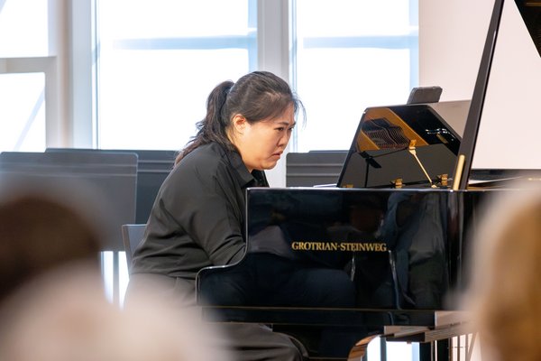 Pianistin am Flügel