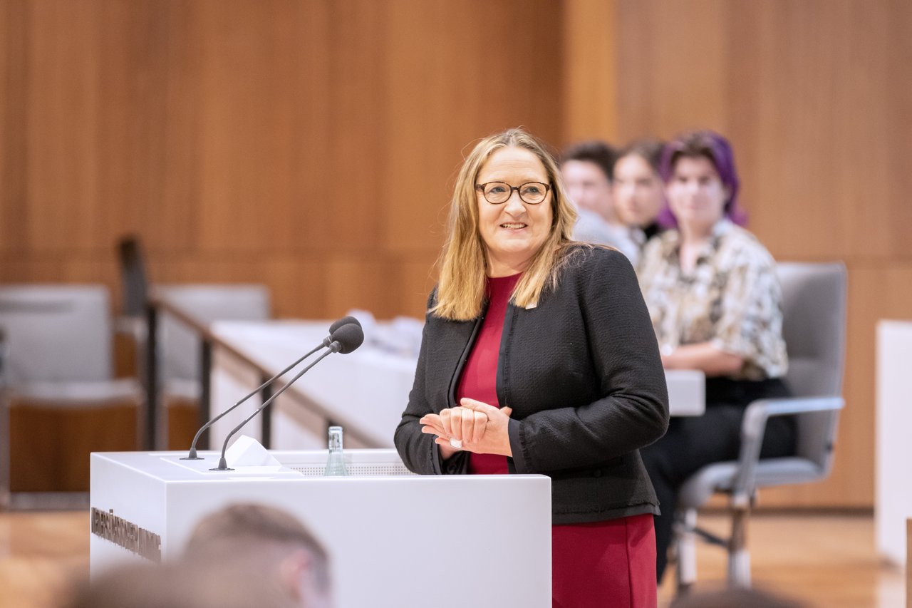 Landtagspräsidentin Dr. Gabriele Andretta am Redepult im Plenarsaal.