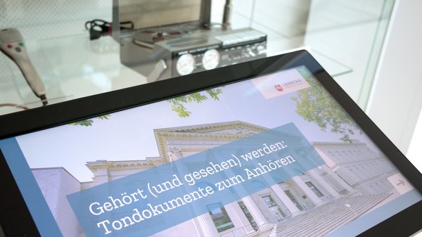 Bild: © Niedersächsischer Landtag Interaktiv: Über ein Tablet können verschiedene Tondokumente ausgewählt und abgespielt werden.