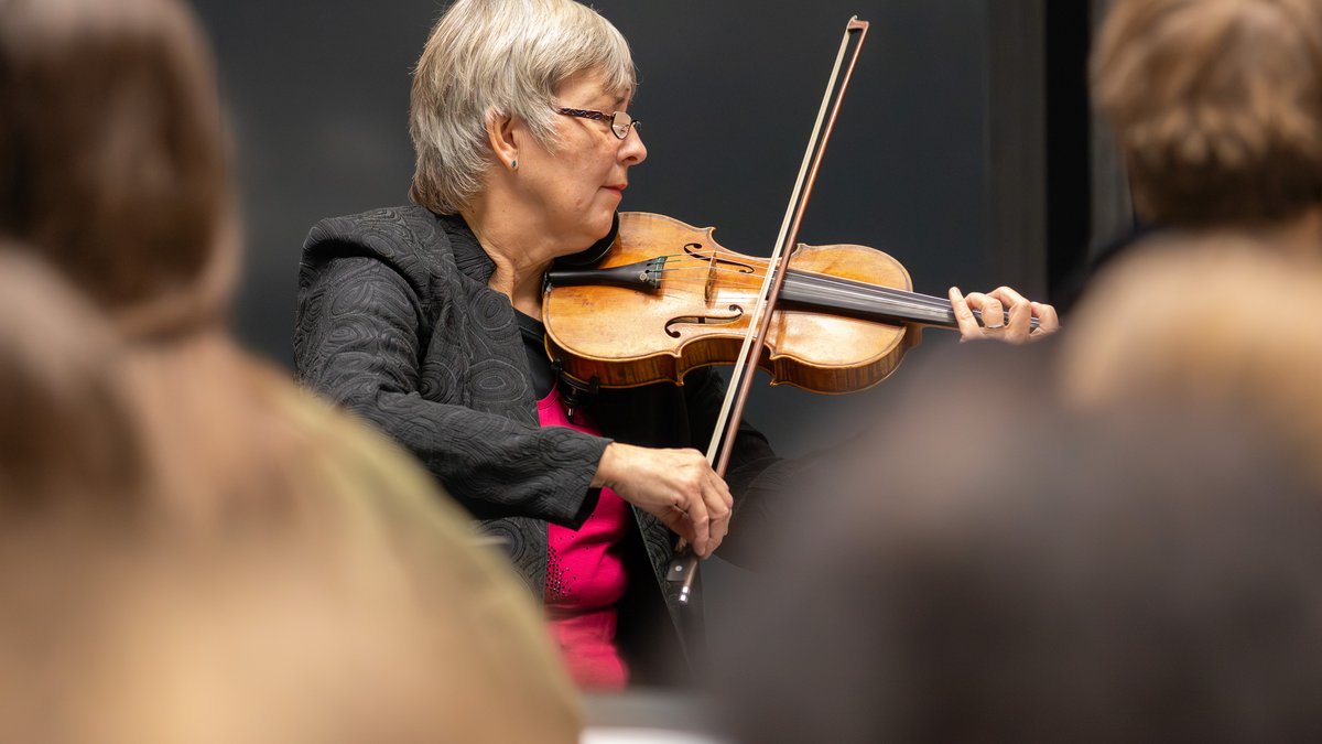 Annette Siebert vom Finkelstein Trio an der Geige.