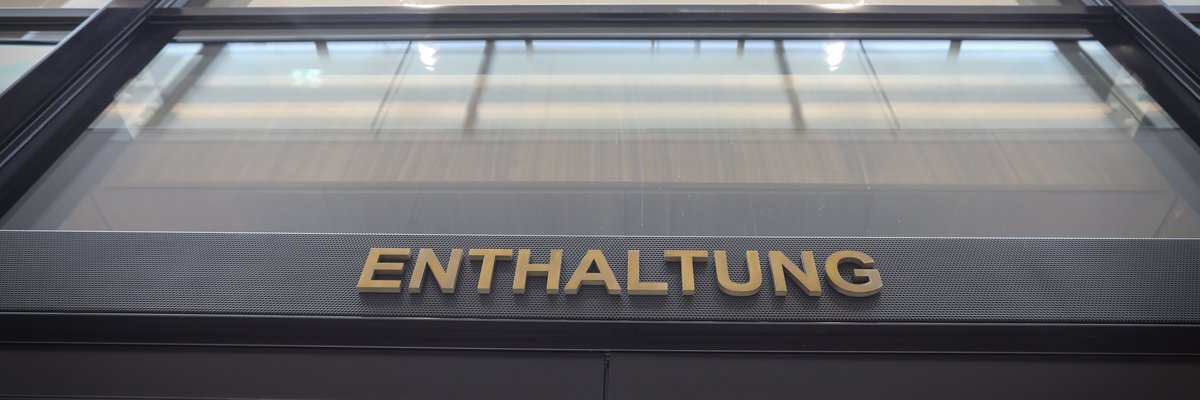 Image: © Focke Strangmann Der Schriftzug "Enthaltung" über einer der drei Hammelsprung-Türen.