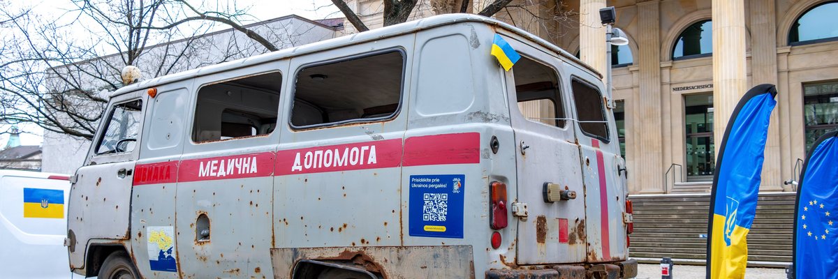 Der im Kriegseinsatz schwer beschädigte ukrainische Krankenwagen „Barwinka“ vor dem Portikus des Landtages.