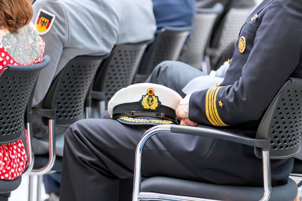 Bild: © Niedersächsischer Landtag Uniformmütze im auf dem Stuhl eines Veteranen.