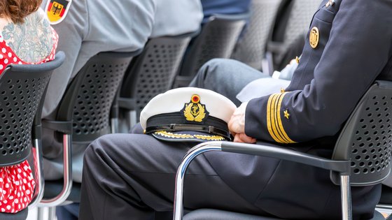 Uniformmütze im auf dem Stuhl eines Veteranen.