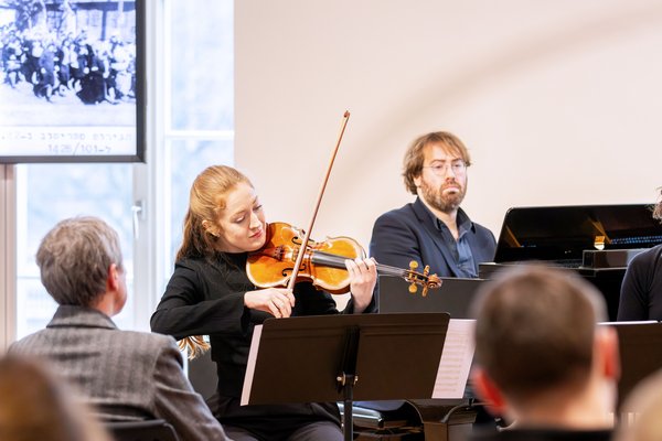 Bild: © Niedersächsischer Landtag Musikerinnen und Musiker an der Geige und am Klavier.
