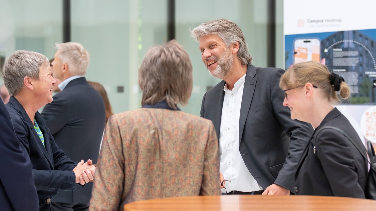 Hanna Naber, Präsidentin des Niedersächsischen Landtages im Gespräch mit Prof. Katja Scholz Bürig (Vizepräsidentin Studium und Lehre der HAWK), Dr. Marc Hudy (Präsident der HAWK) und Prof. Dr. Sabine Foraita (Designwissenschaft).