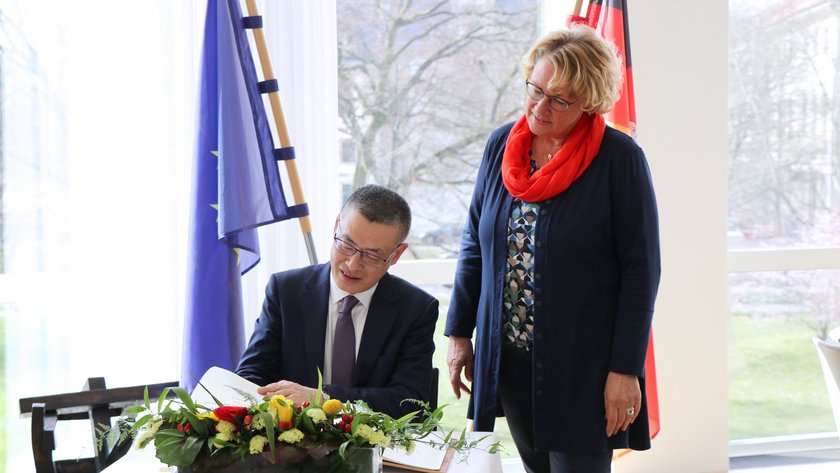 Botschafter Vu Quang Minh und Vizepräsidentin Otte Kinast.