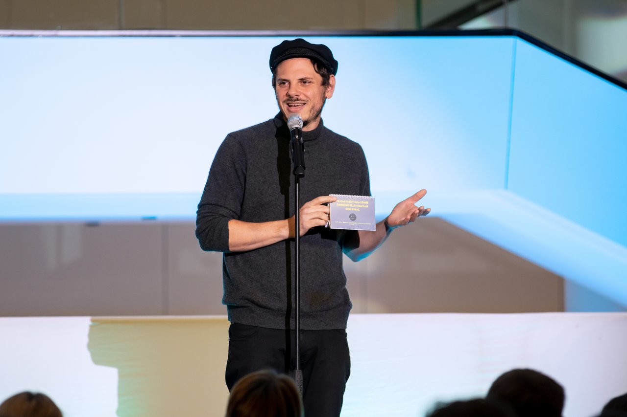 Poetry Slam 2021 im Landtag Bild: © Niedersächsischer Landtag Rainer Holl wendet sich an das Publikum.